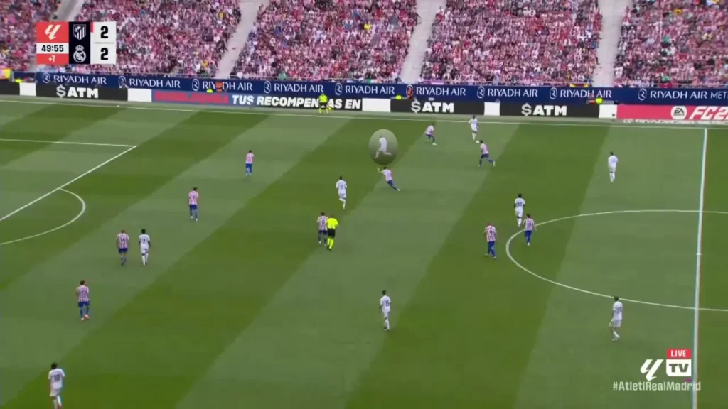 The right-back was free in an advanced position behind Atlético’s midfield line.