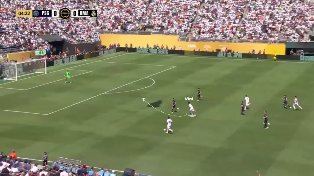 Vinícius delayed his movement before sharply shifting towards the left side.